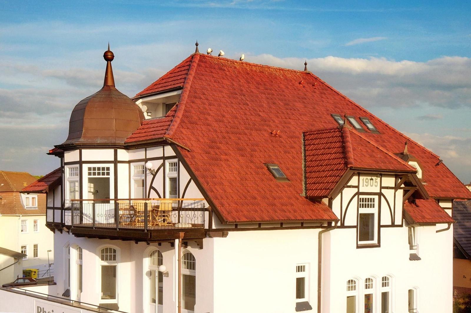 Dieses Apartment hat eine Küche, Wohnzimmer, Schlafzimmer und eine Terrasse mit Sonnenschirm.
