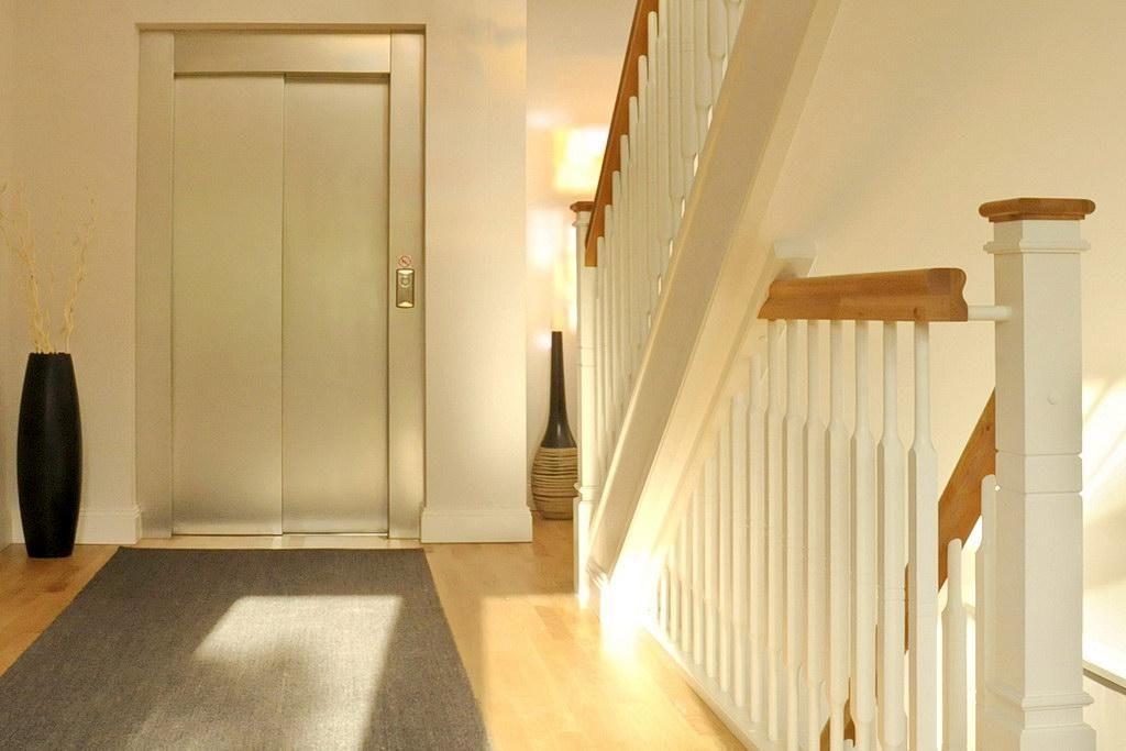 Übersichtsplan einer Ferienwohnung mit Schlafzimmer, Bad, Küche und Terrasse mit Sonnenschirm.