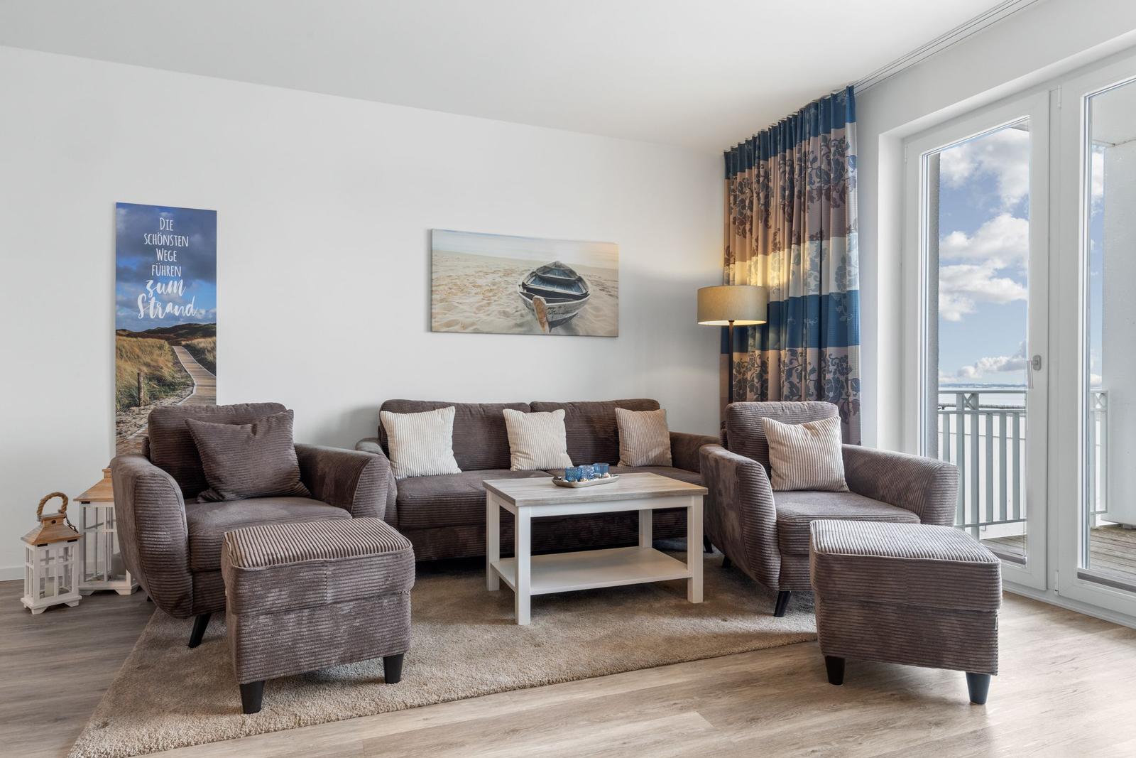 Wohnung mit Essbereich, Küche und Wohnzimmer. Holzfußboden und moderne Einrichtung.