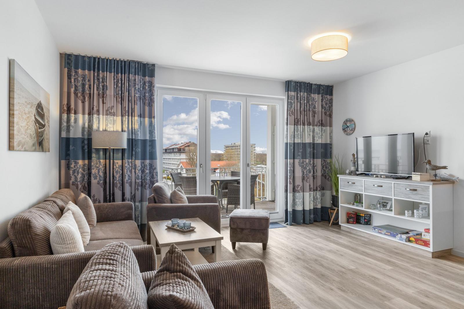 Haus mit Holztreppe, Flur und Wohnbereich mit Sofa und Fenster.