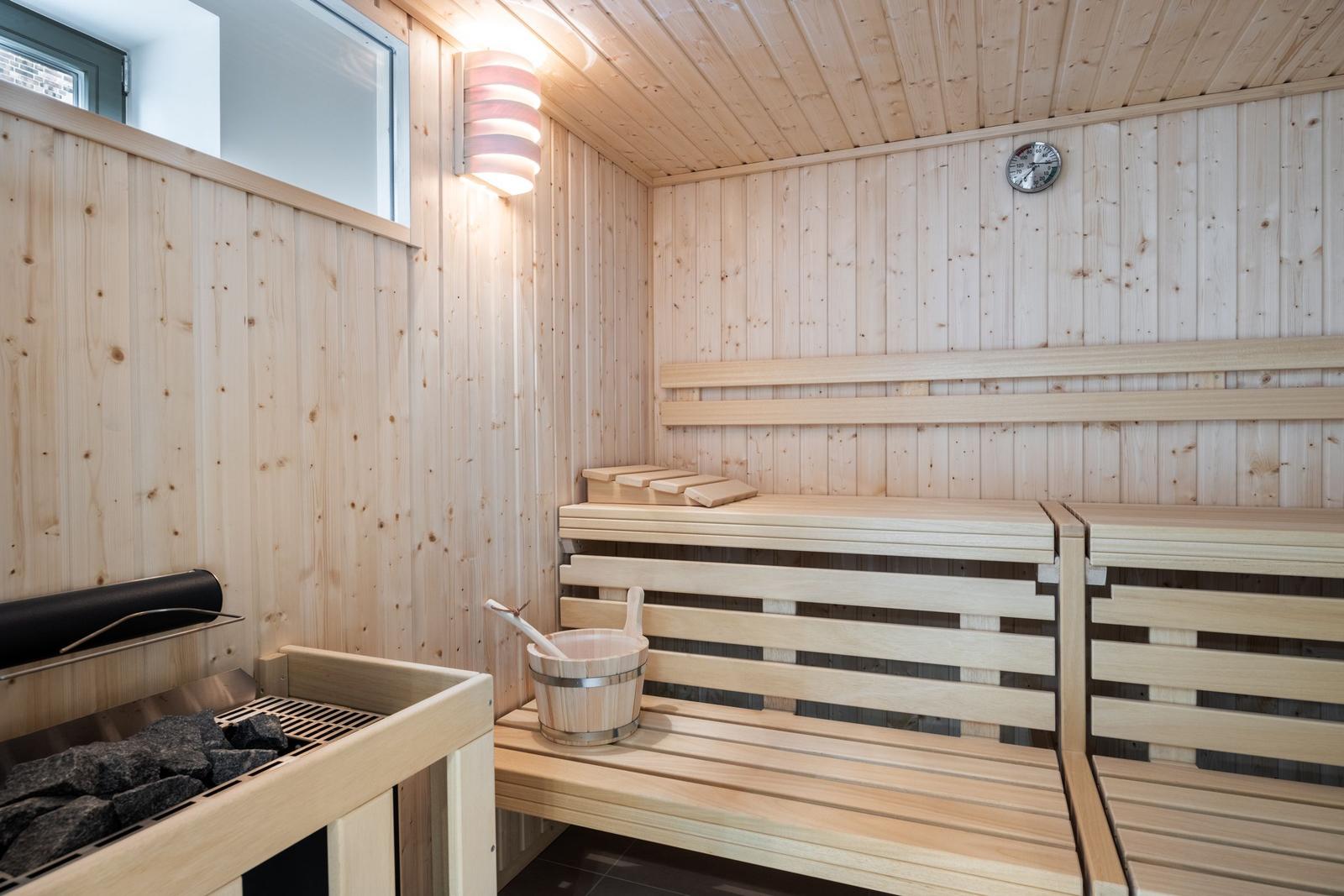 Wohnen/Schlafen mit Bett, Tisch und Schrank. Küche und DU/WC mit Dusche und Waschbecken.