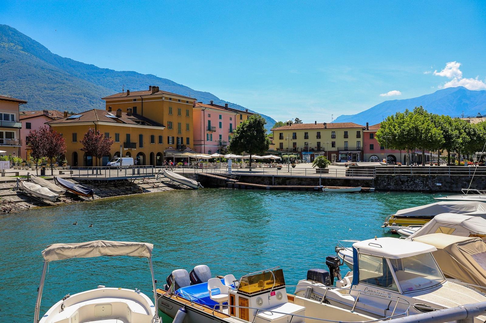 Lago Garda mit Marina und Stadt an den Bergen