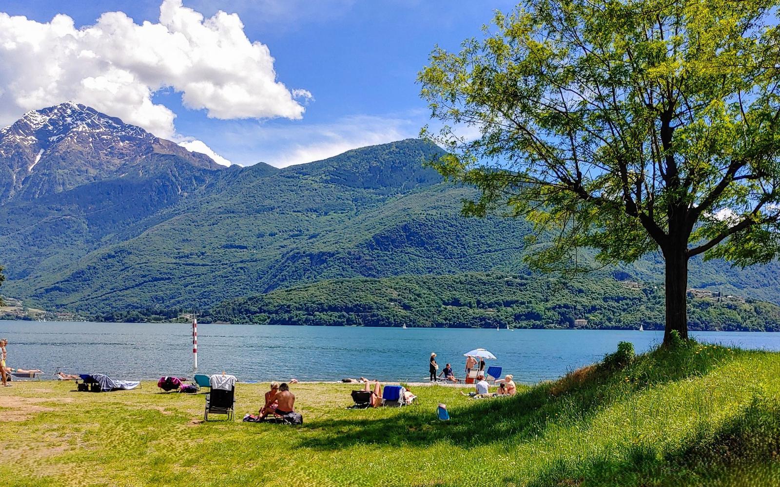 tolle Strände mit Blick auf die Berge zum Erholen