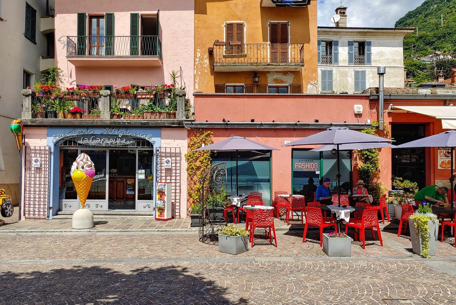 malerische Seepromenade mit Restaurants mit breitem Angebot