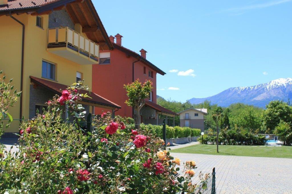 House with balcony, parking, and mountain view.