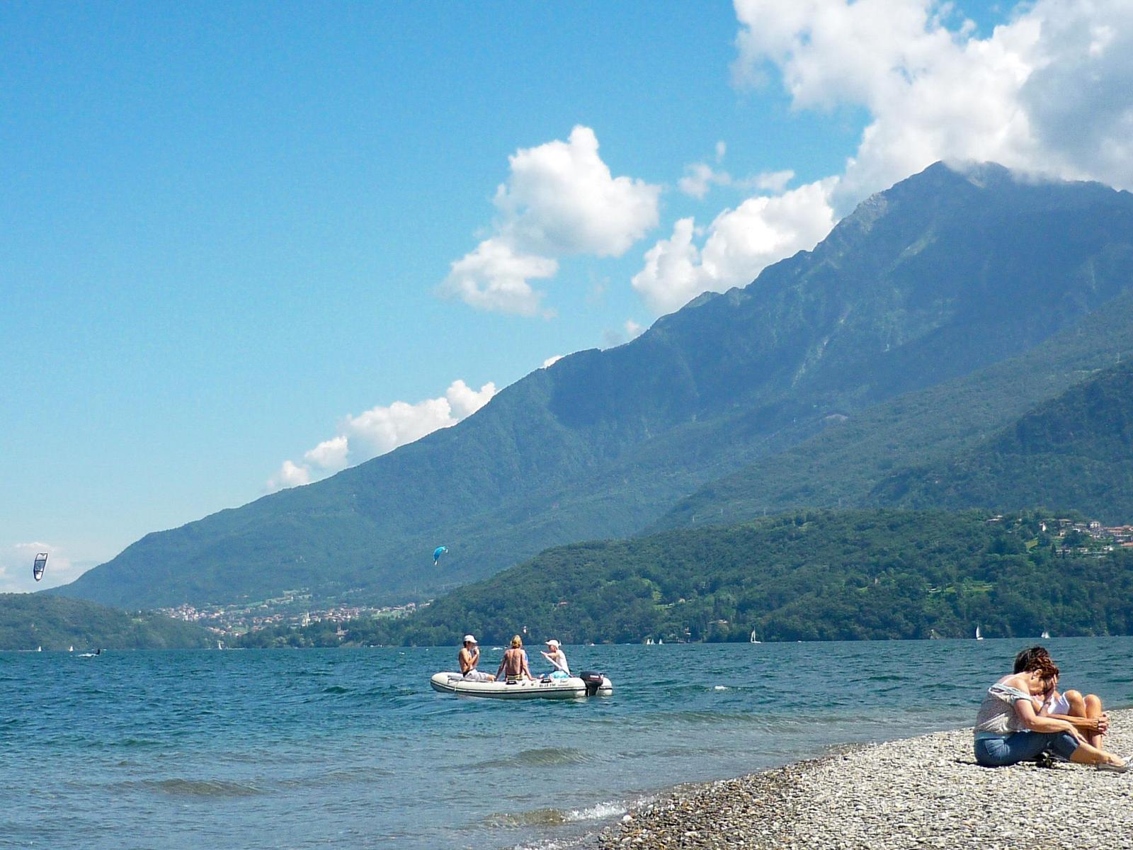 Segeln und Windsurfen am See