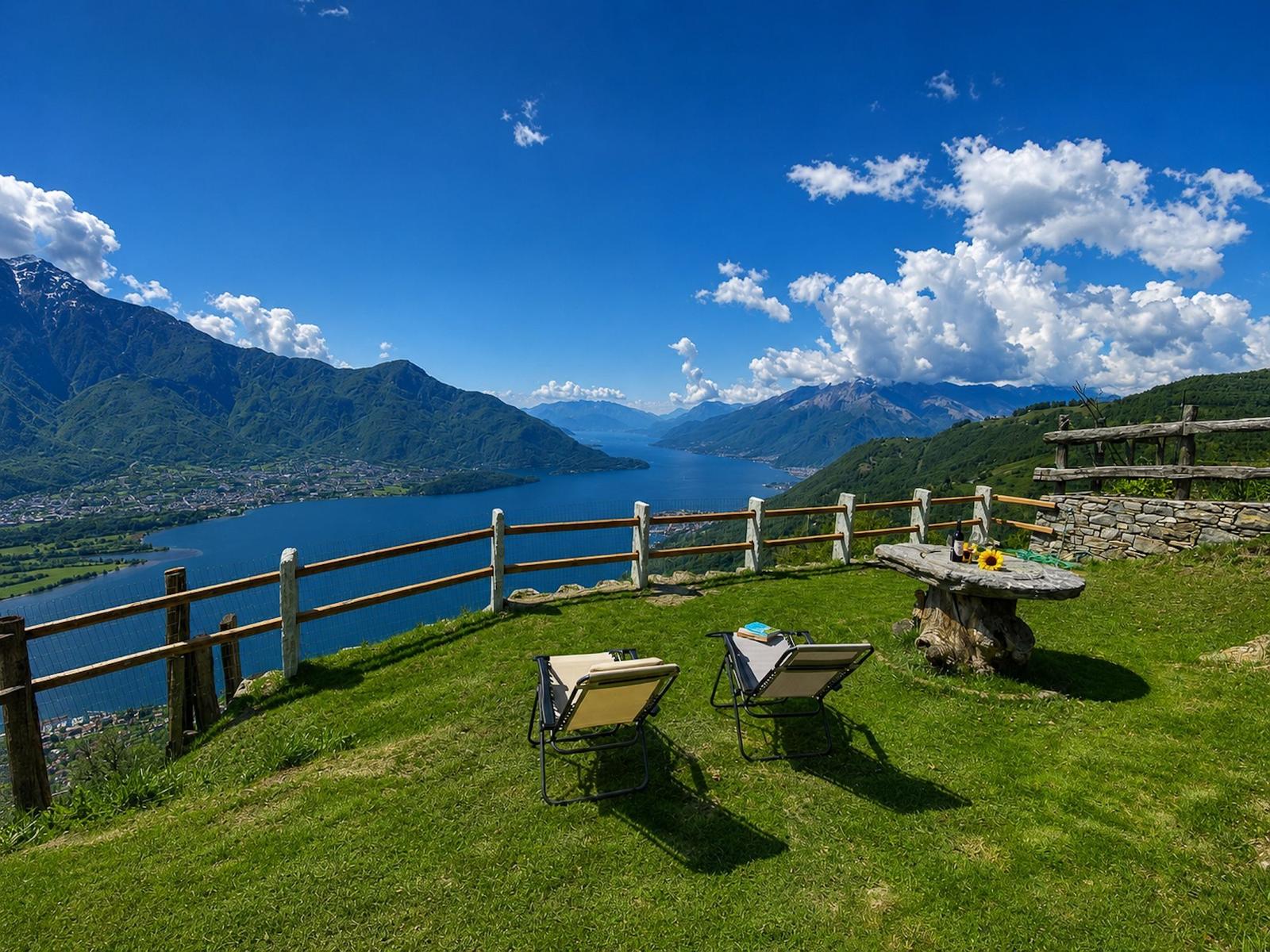 tolle Aussicht auf den See und die Berge von einer großen grünen Wiese genießen