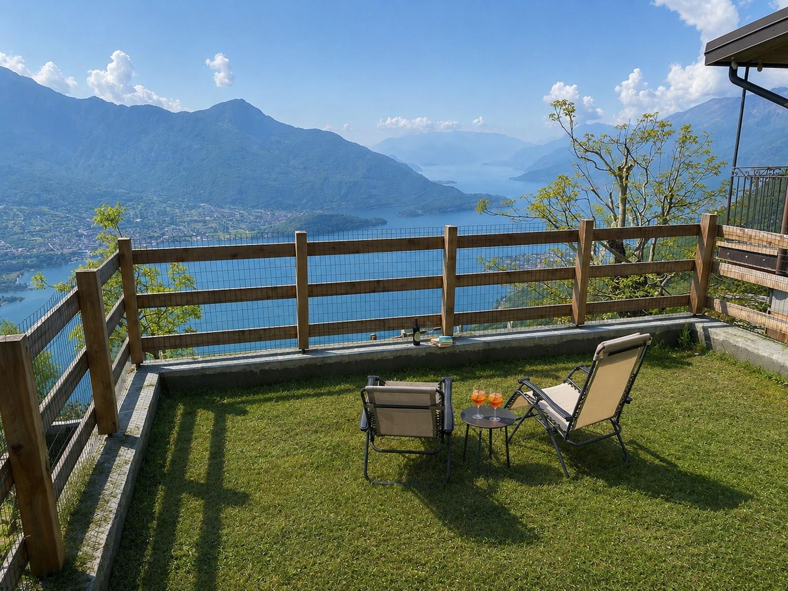 entspannt im eingezäunten Garten den traumhaften Ausblick auf den See genießen