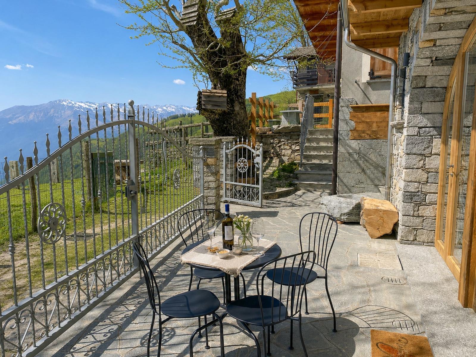 natursteingepflasterte rustikale Terrasse mit Sitzmöglichkeit