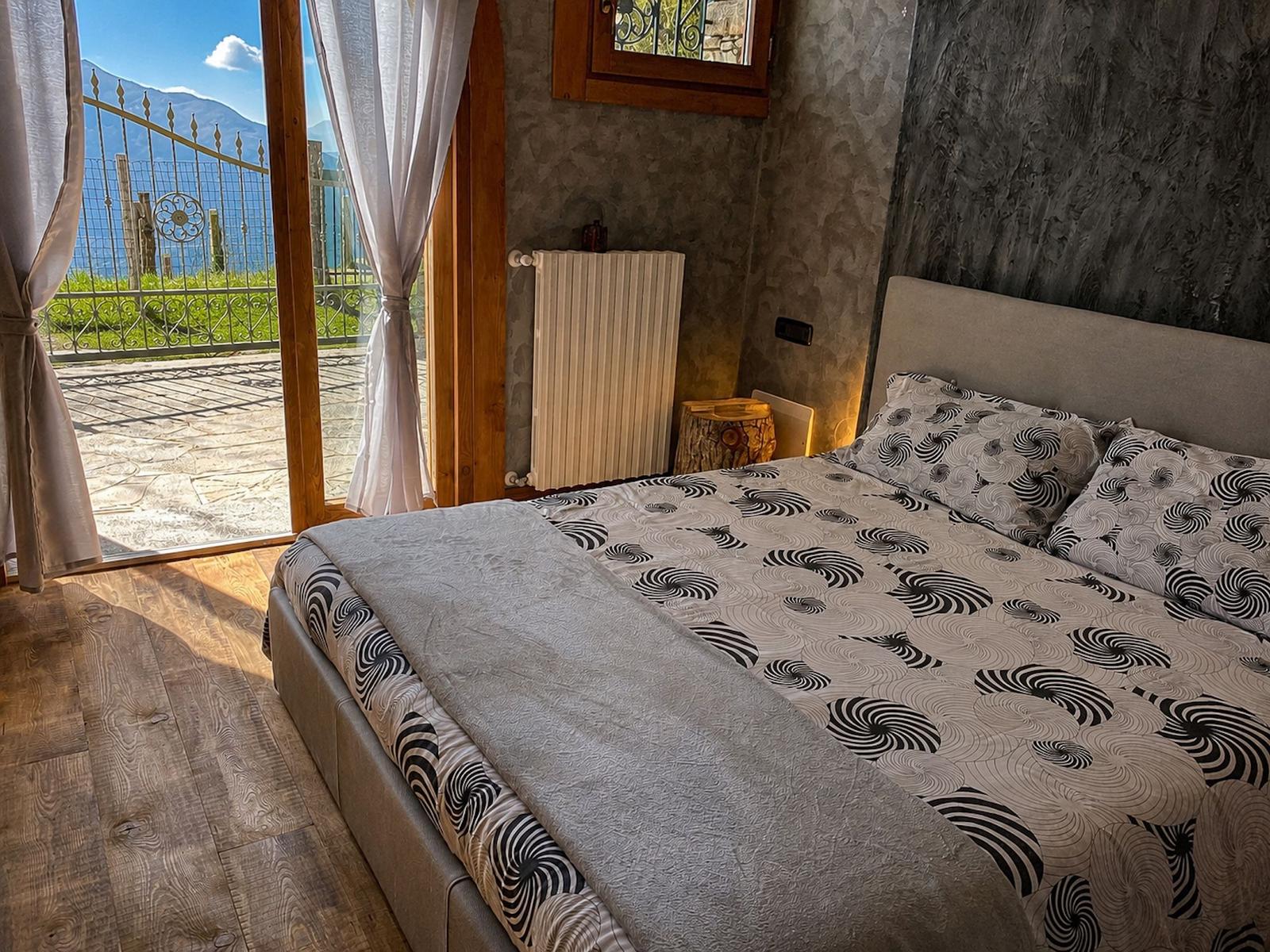 großes weiches Doppelbett und Zugang zur Terrasse