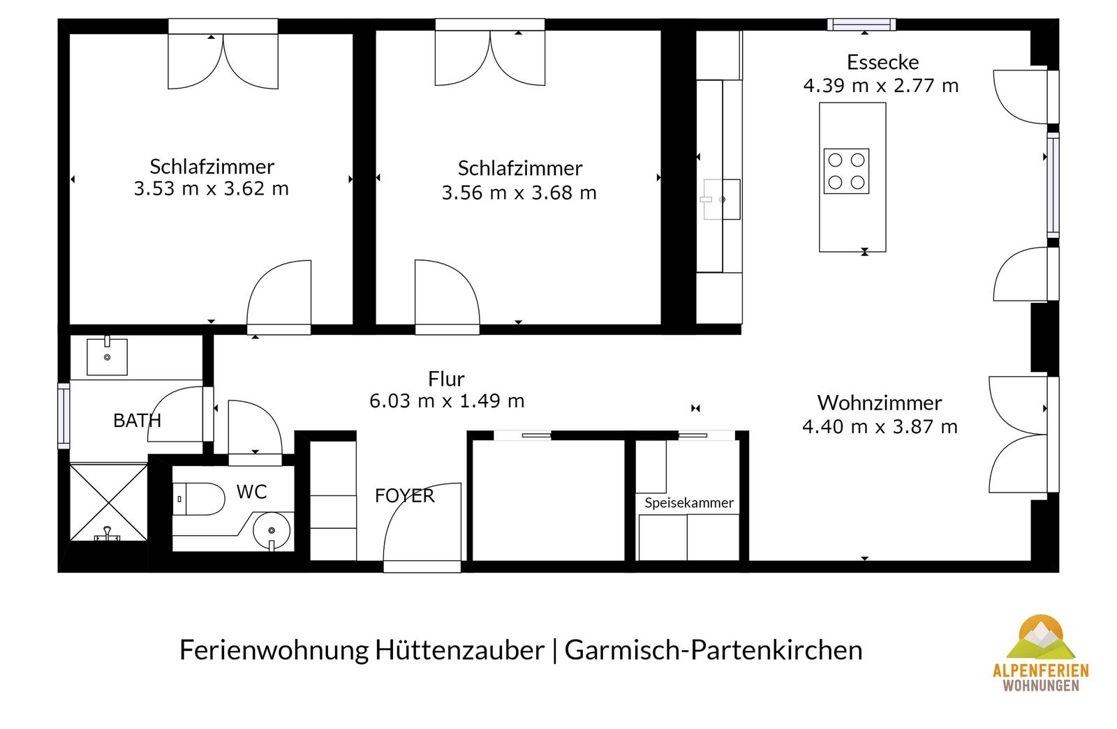 Moderne Holzhaus mit Balkonen und Garten unter blauem Himmel