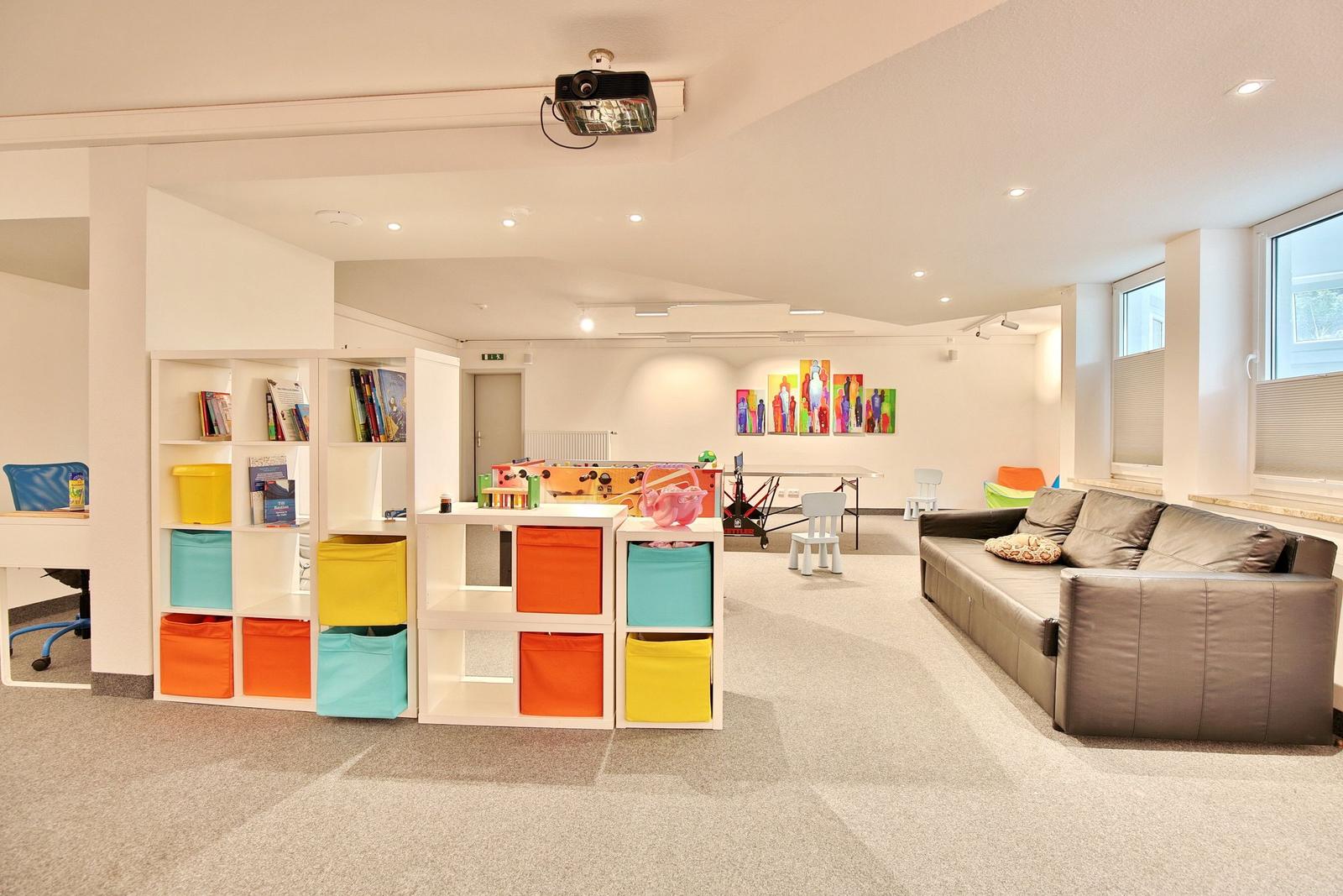 Dieses Apartment hat eine Küche, ein Schlafzimmer, ein Bad und einen Wohnbereich mit Sofa.