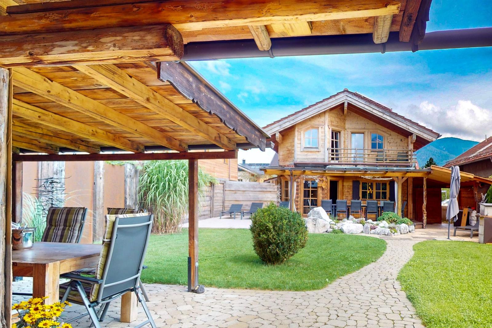 Wohnzimmer mit Essbereich, Küche, Flur und WC. Treppenhaus führt nach oben.