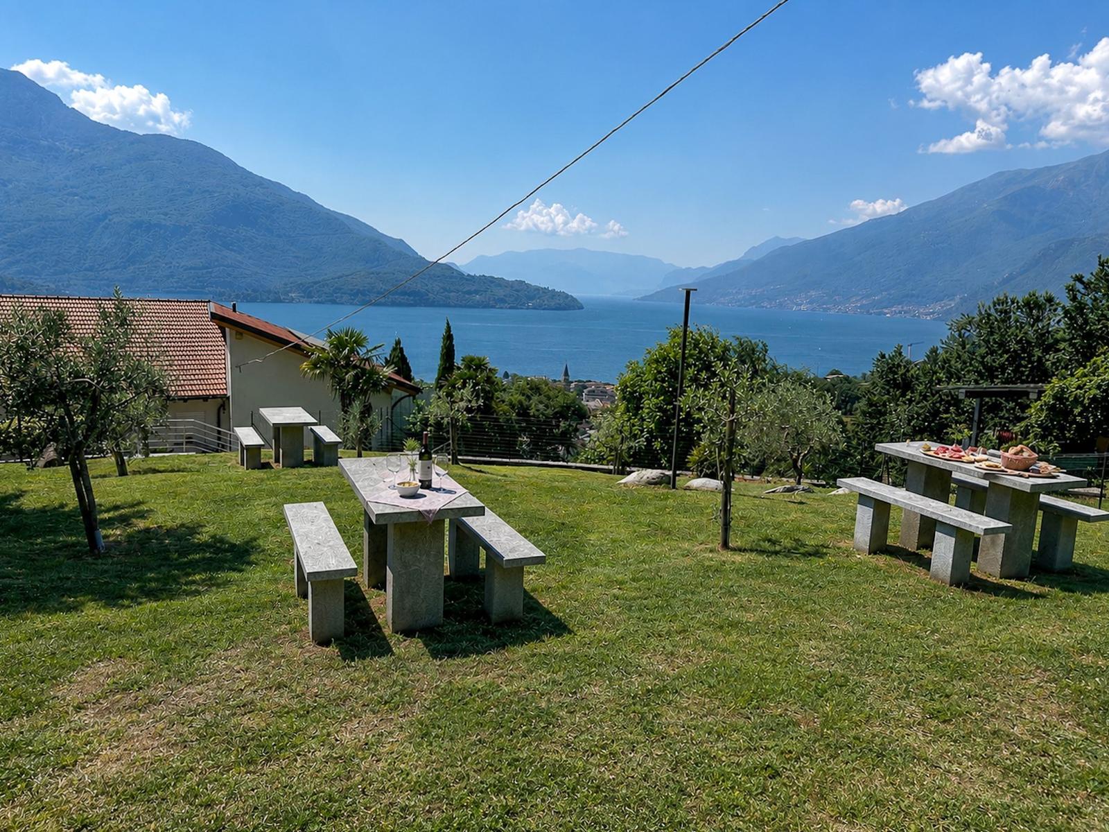 Gemeinschaftsgarten mit Blick auf den Comer See