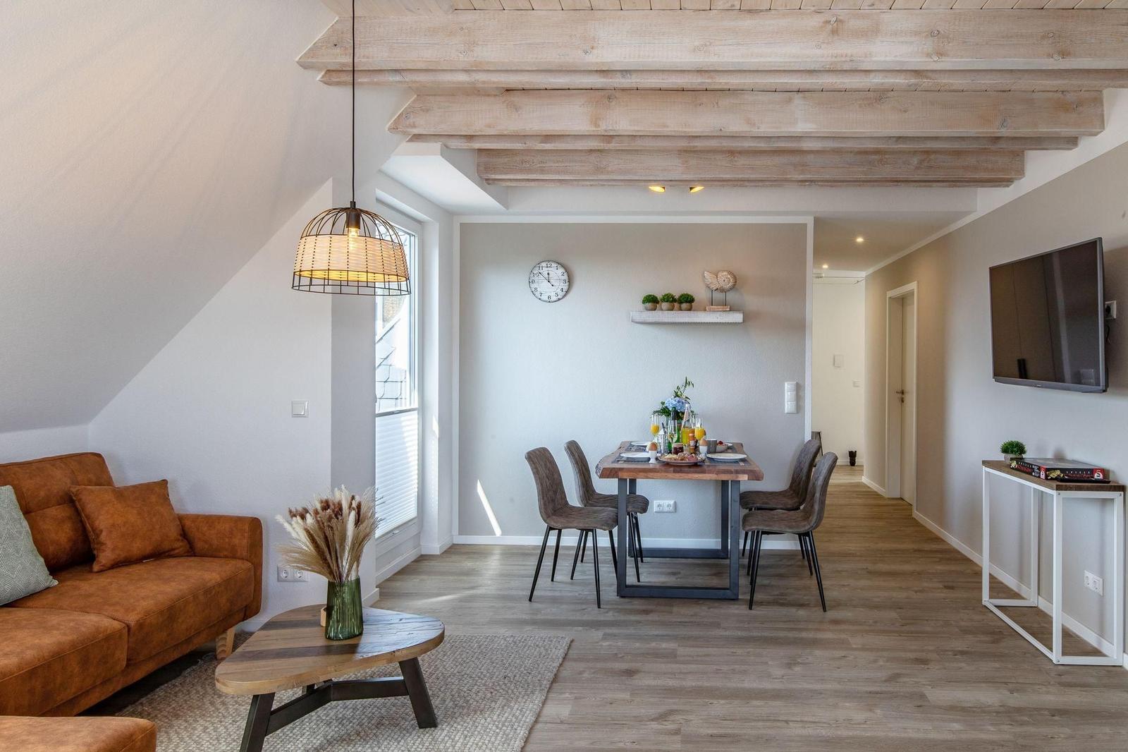Wohnung mit Küche, Wohnbereich, Balkon, zwei Schlafzimmern und Bad.