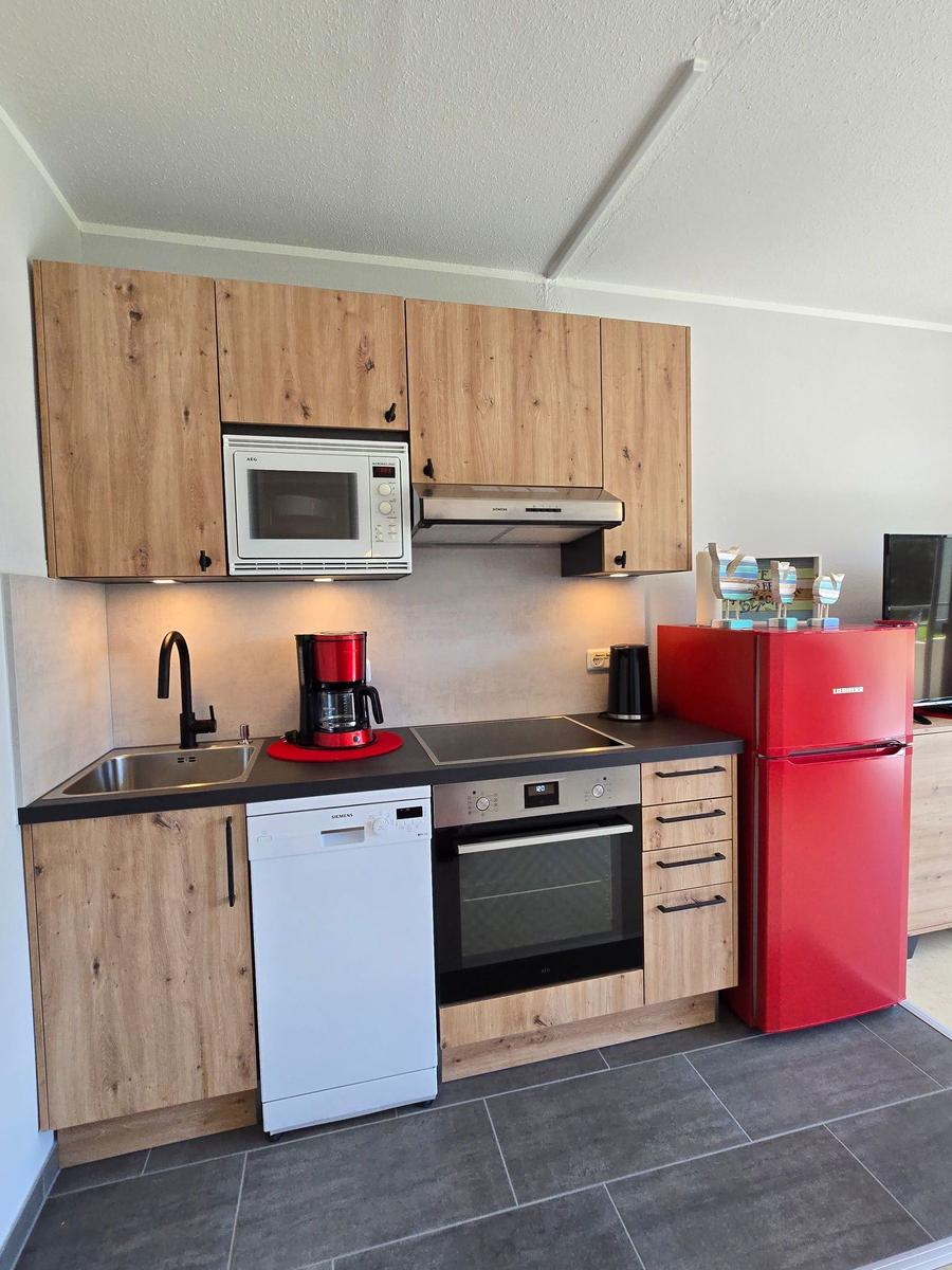 Wohnung mit Terrasse, Wohnbereich, Küche, Schlafzimmer und Bad.
