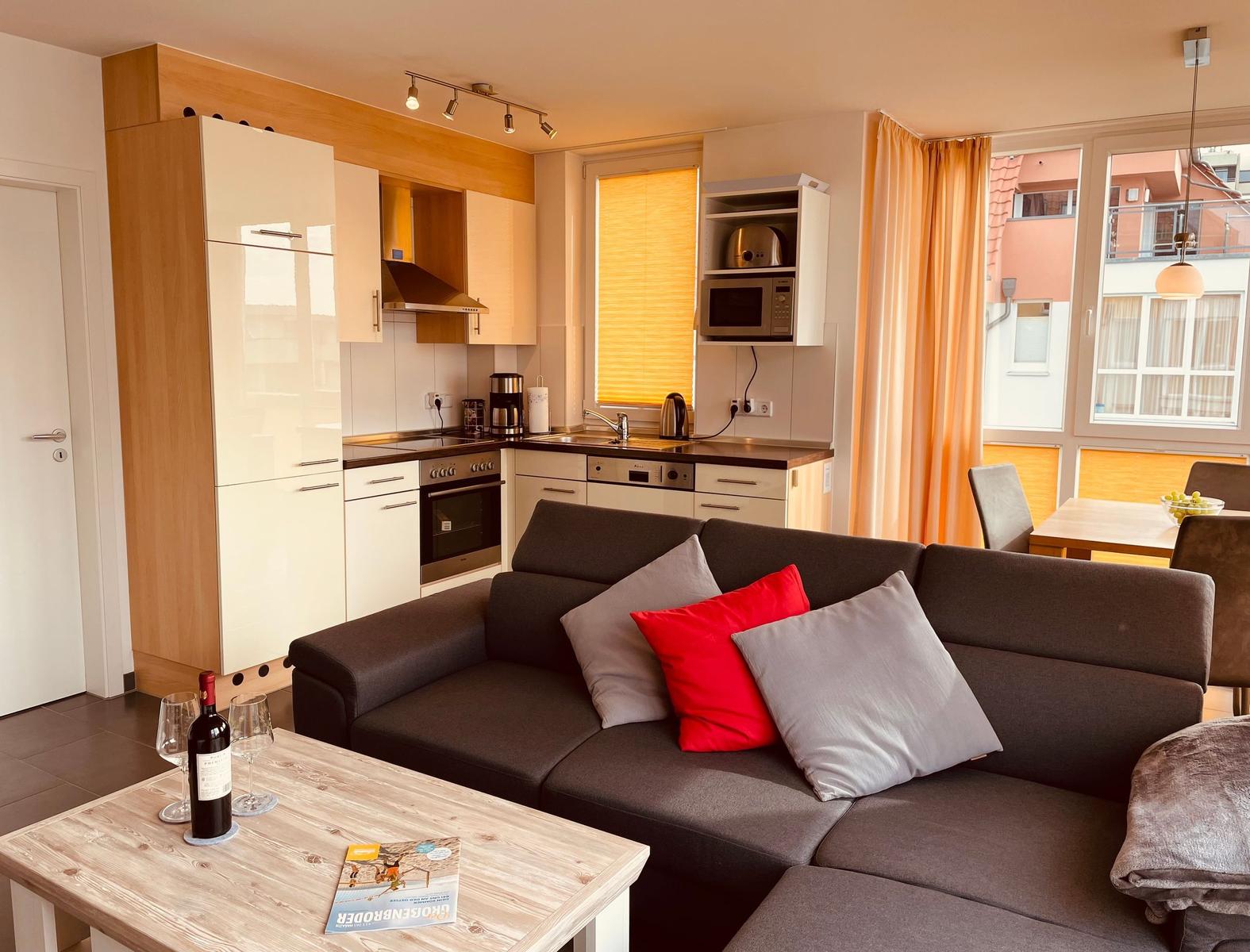 Dieses Apartment hat zwei Schlafzimmer, eine Küche, Wohnzimmer, Esszimmer und einen Balkon mit Blick auf den Ostsee.
