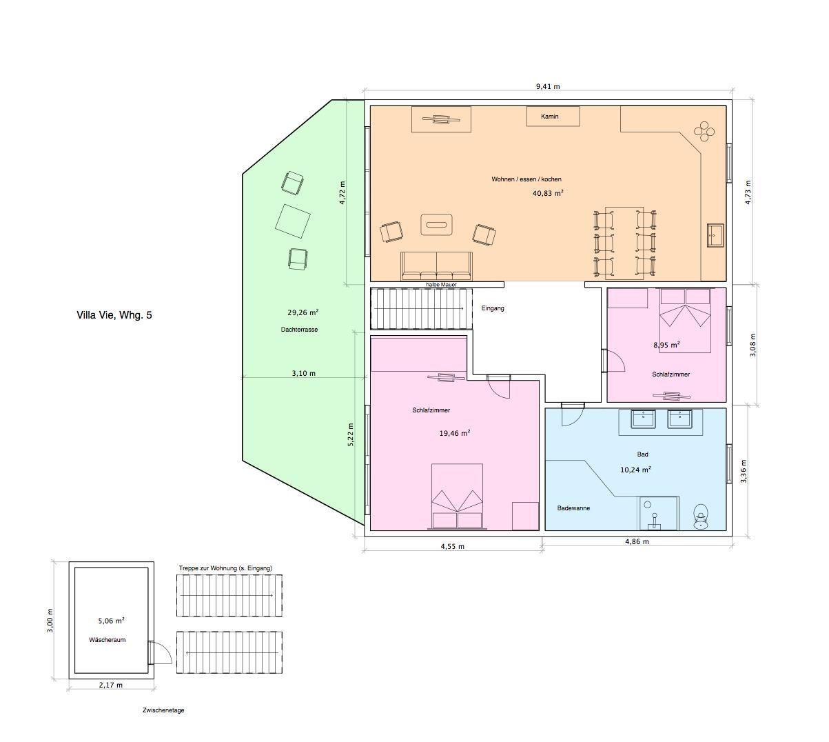 Weiße Fassade mit Eingangstreppe und Fahrrädern vor dem Haus.