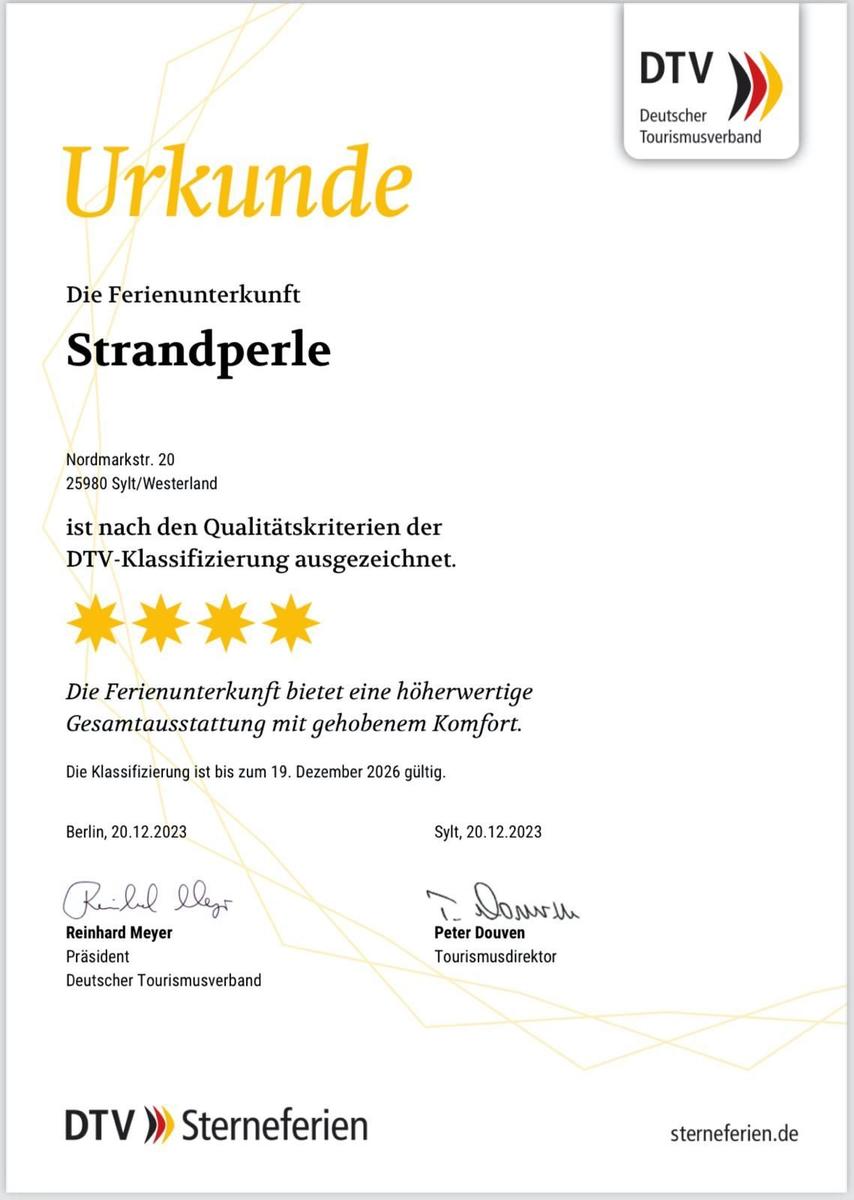 Wohnung mit Schlafzimmer, Küche, Bad und Terrasse mit Sitzgelegenheit.