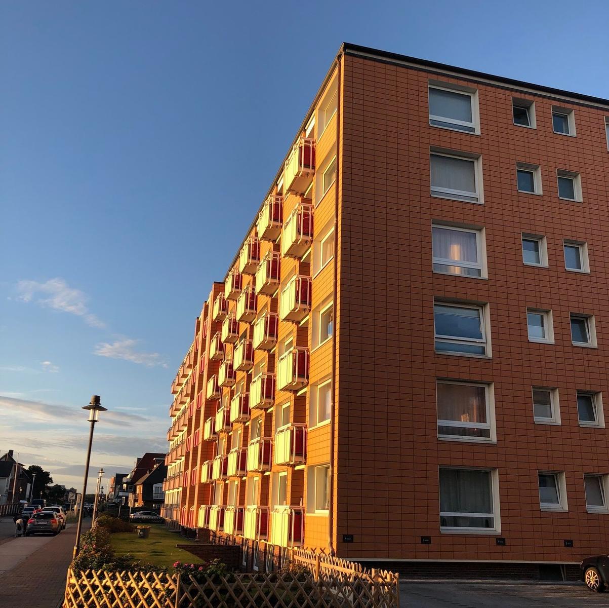 Ein Wohnraum mit Küche, Schlafzimmer und Bad. Die Einrichtung ist modern.