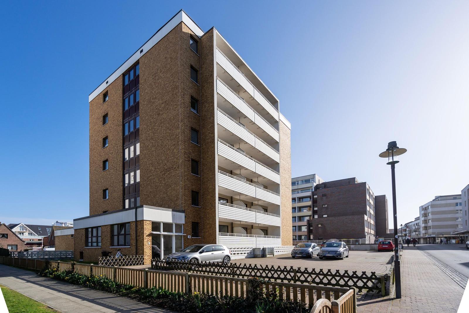 Strand mit Muscheln und Kies, Blick auf das Meer und den Horizont.