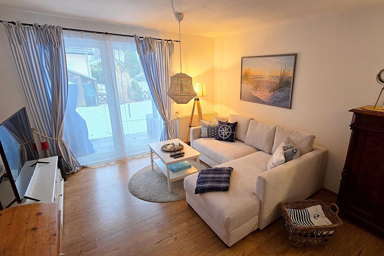 Großzügiges Wohnzimmer mit komfortabler Sofaecke aus der Vogelperspektive