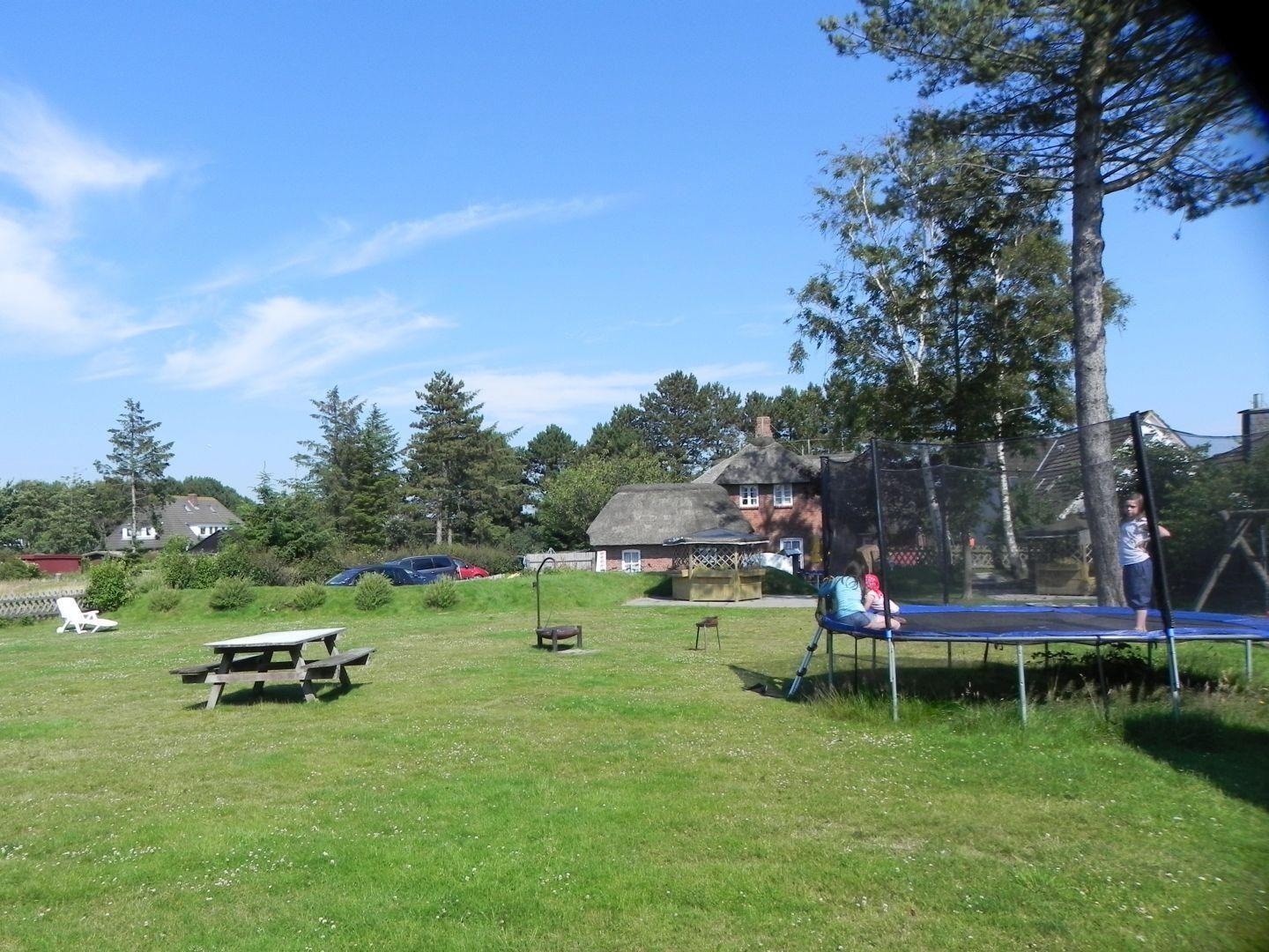Gartentisch am Ferienhaus Sanskiin in Süddorf auf Amrum