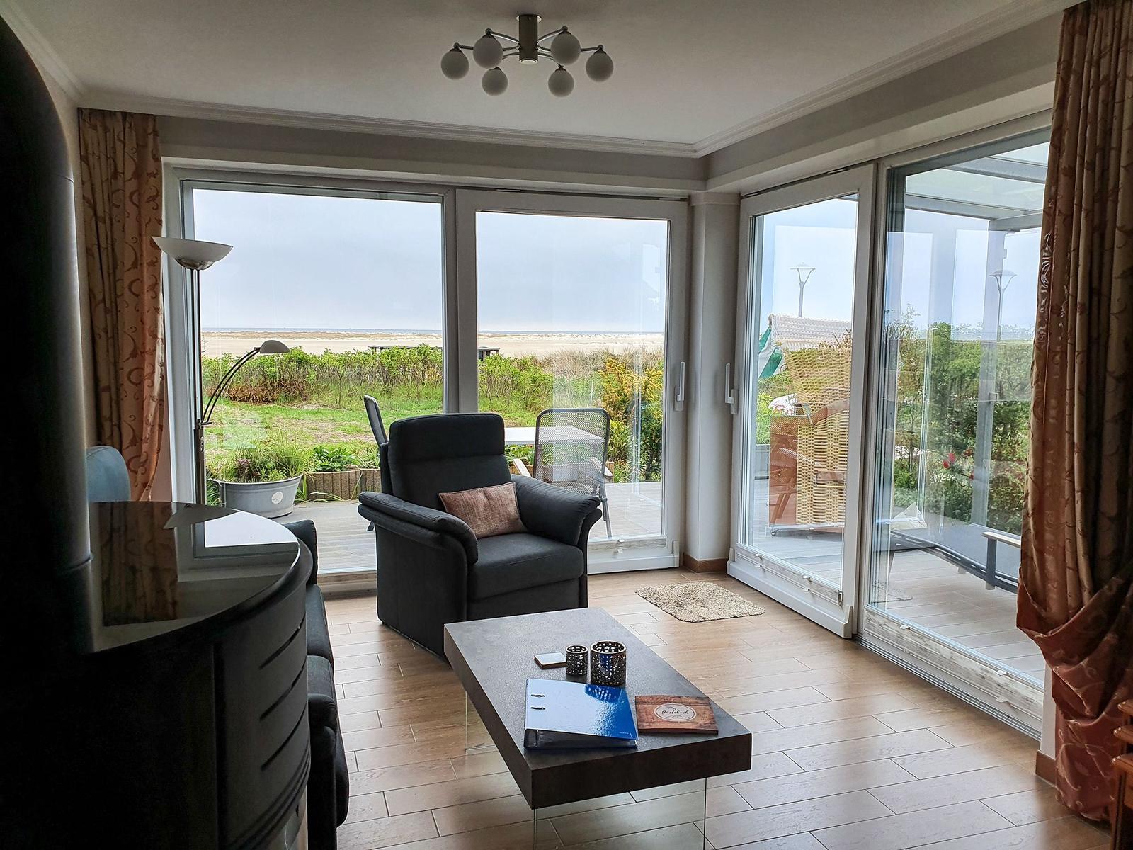 Wohnzimmer mit Kaminofen in der Ferienwohnung Passat im Haus Kap Horn in Wittdün auf Amrum