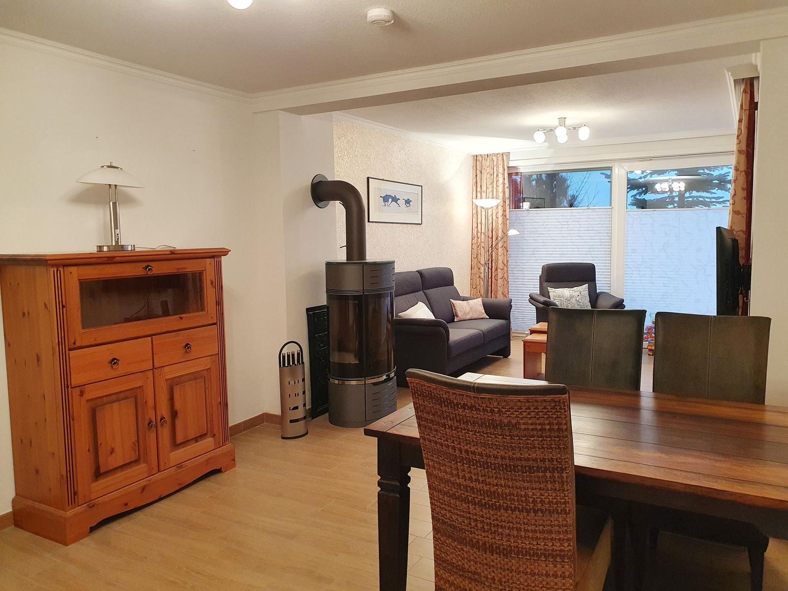 Wohnzimmer mit Kaminofen in der Ferienwohnung Passat im Haus Kap Horn in Wittdün auf Amrum
