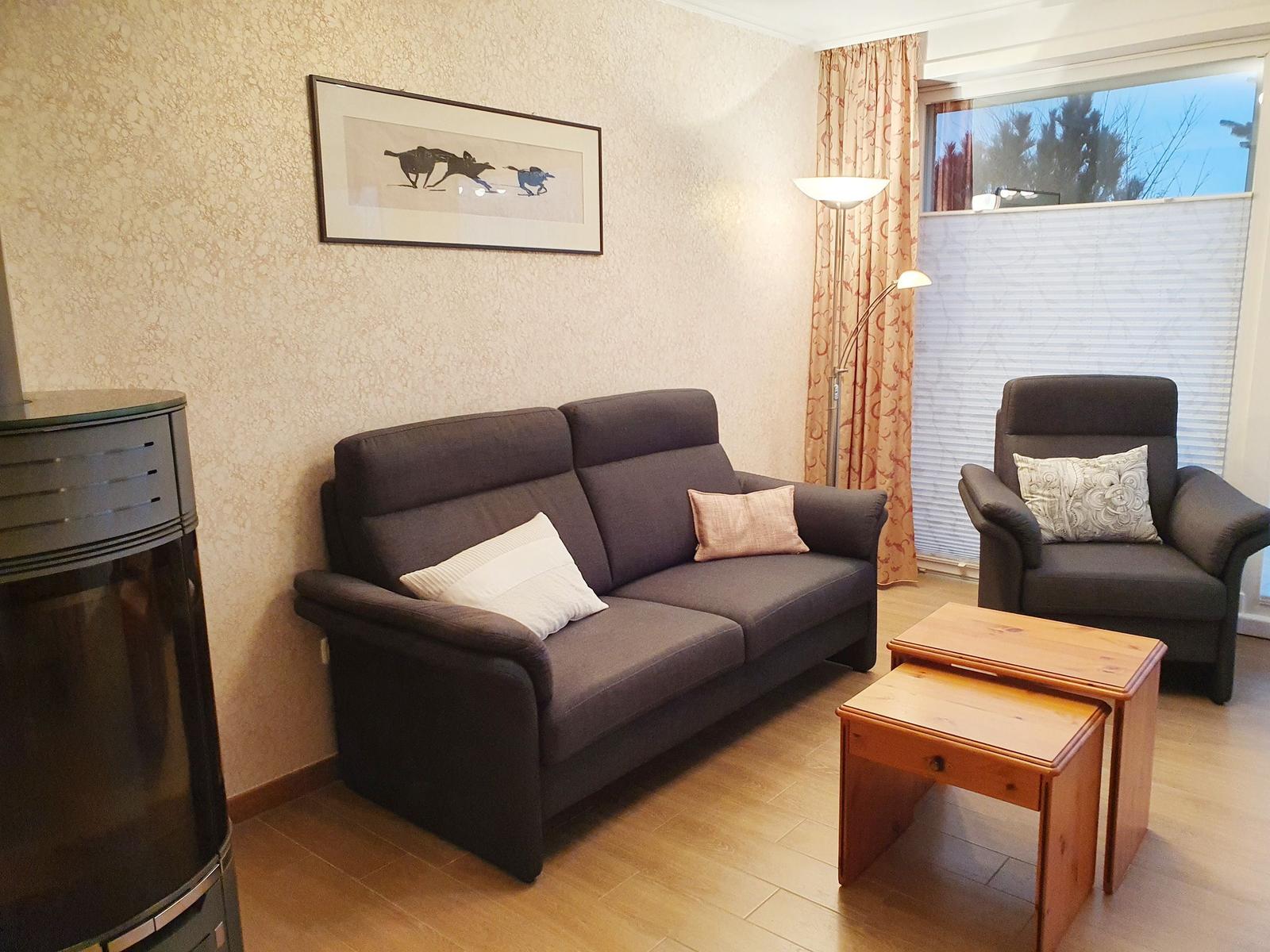 Wohnzimmer mit Kaminofen in der Ferienwohnung Passat im Haus Kap Hoorn in Wittdün auf Amrum