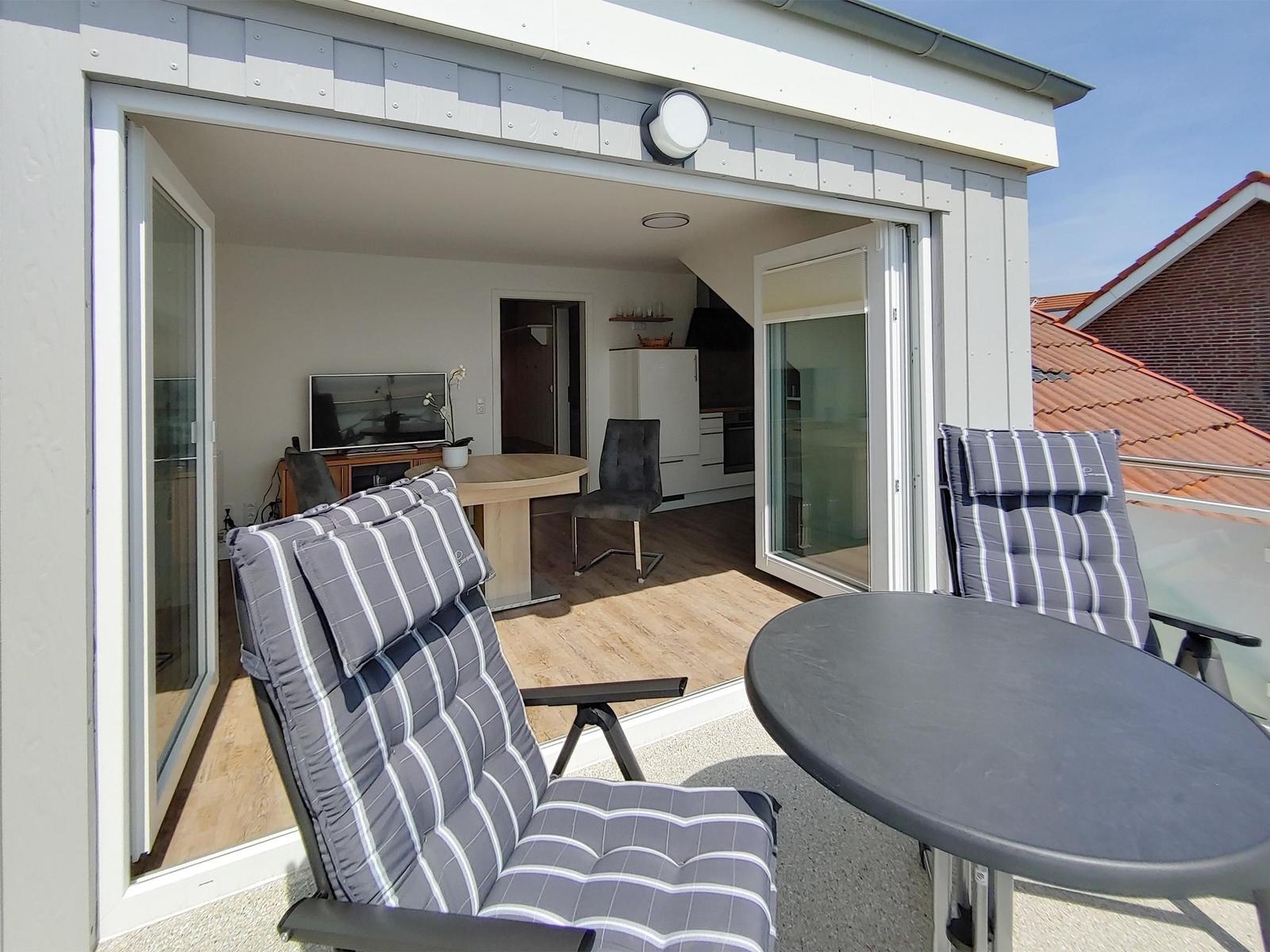 Wohnung mit Küche, Wohnen, Schlafzimmer, Bad und Balkon. Flur und Treppenhaus sind eingezeichnet.