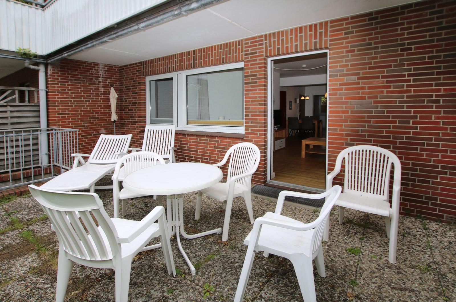 Wohnung mit Wohn- und Schlafbereich, Küche, Bad und Terrasse. Treppenhaus mit 15 Stufen.