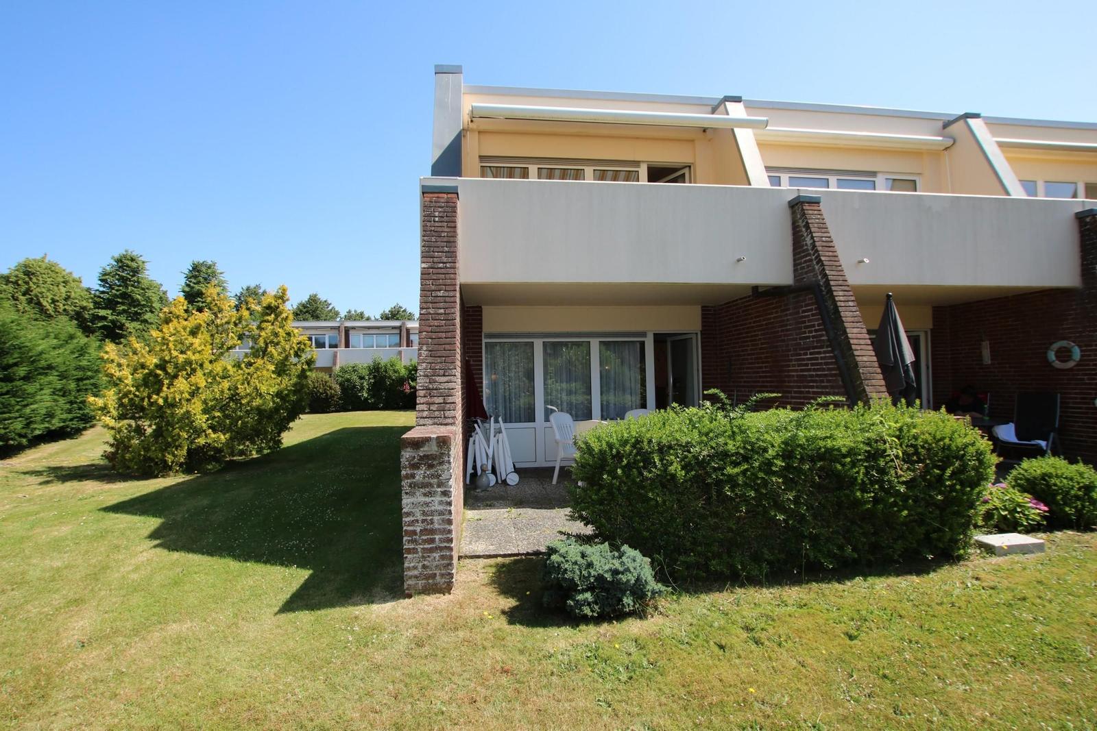 Wohnung mit Küche, Bad, Schlafzimmer und Terrasse. Flur verbindet alle Räume.