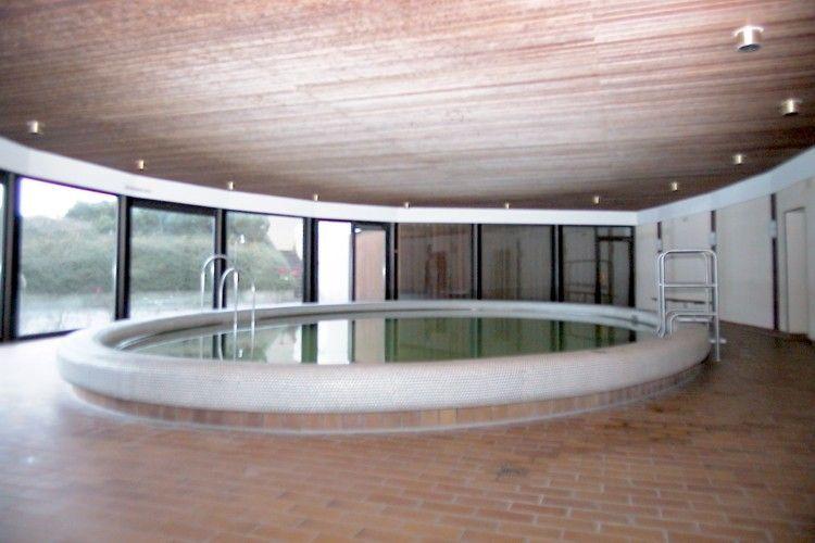 Wohnung mit Schlafzimmer, Küche, Bad und Wohnbereich mit Balkon.