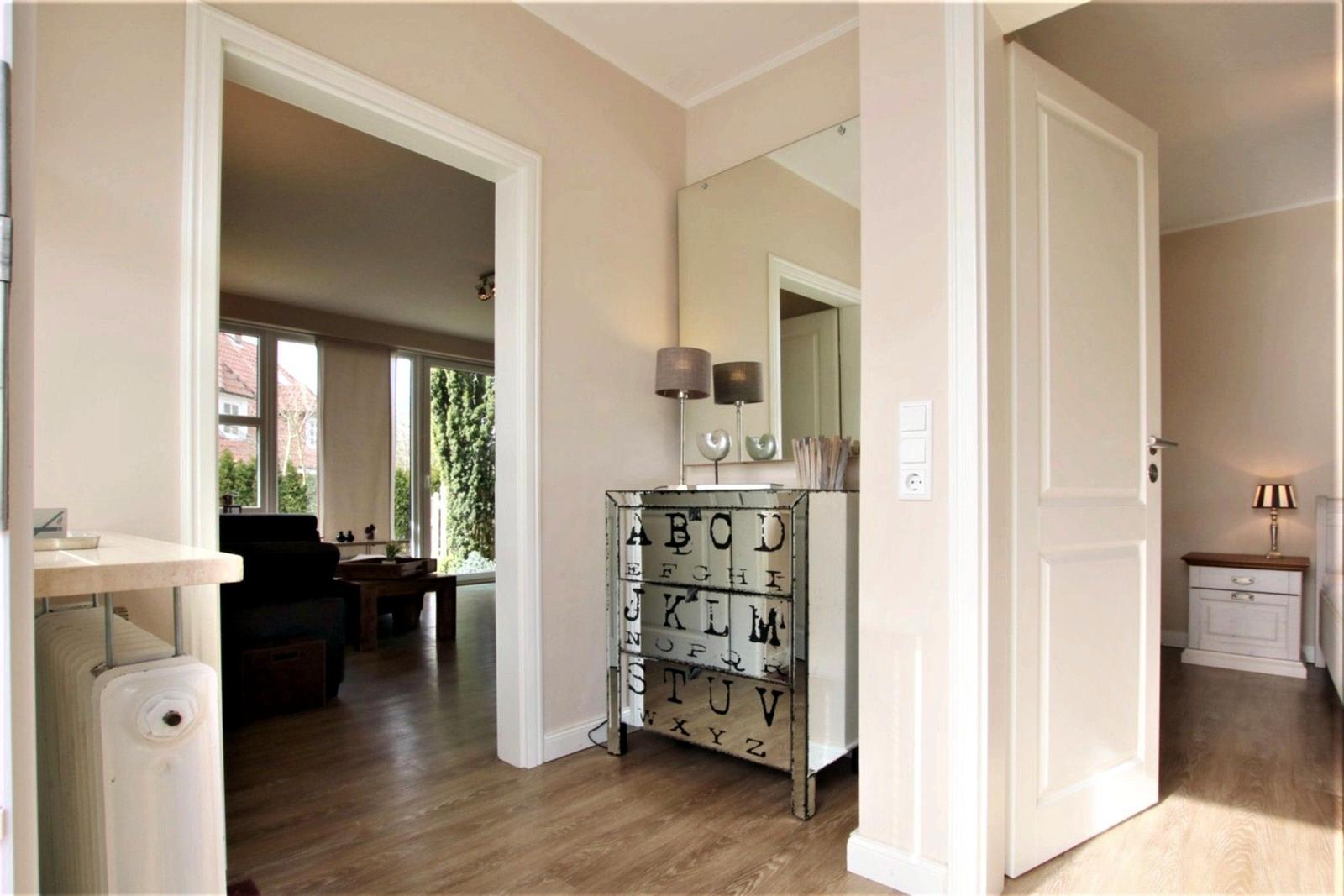 Wohnung 53 mit Wohnzimmer, Küche, Schlafzimmer und Terrasse.