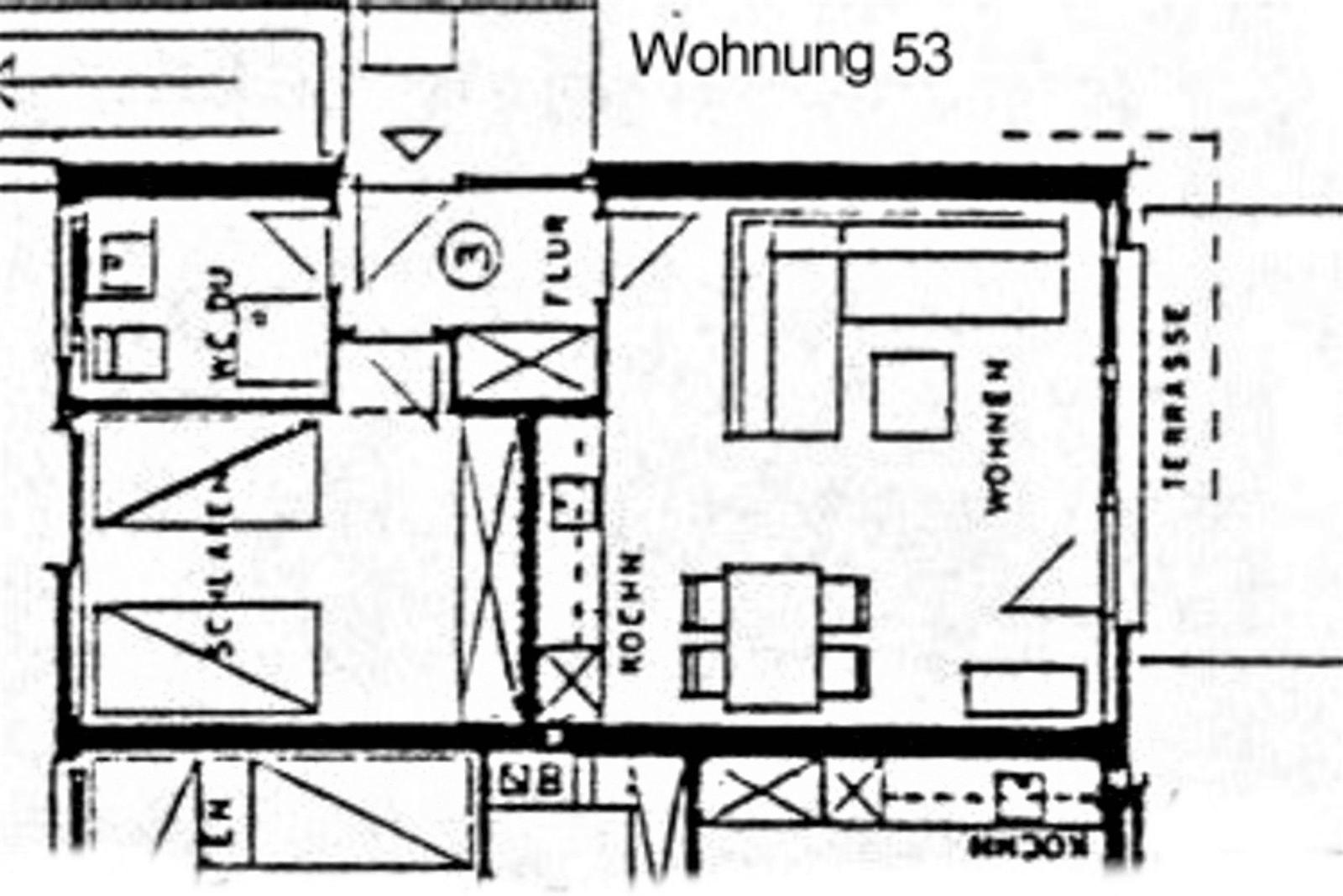 Hinterhof mit Strandkorb, Tisch und Stühlen, grüner Sonnenschirm und Holzzaun.