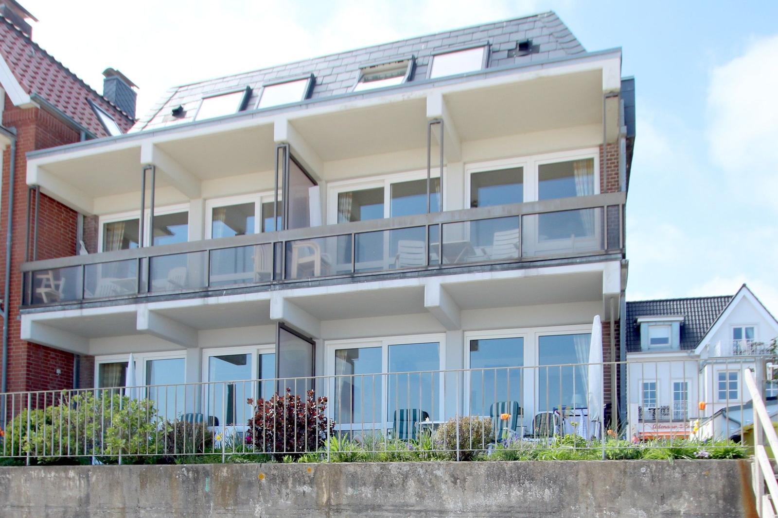 Blick aufs Meer und Mittelbrücke durch 2 Veluxfenster