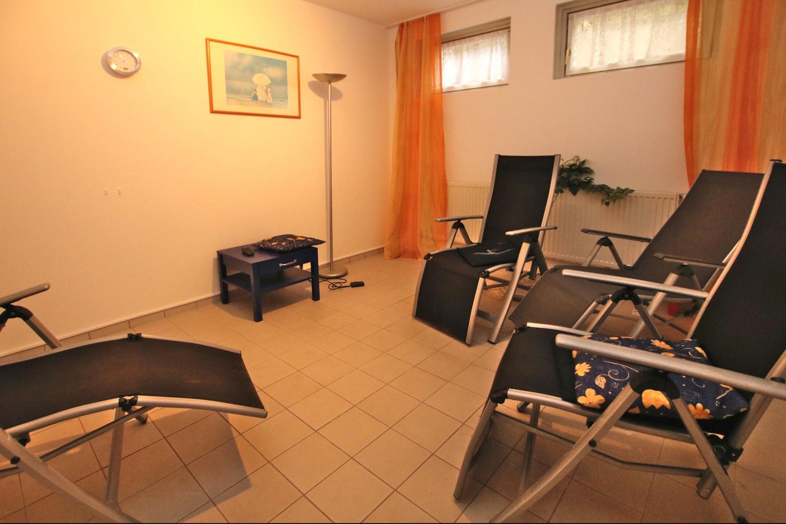 Plan zeigt Schwimmbad, Fitnessraum, Sauna, Dusche und Parkgarage.
