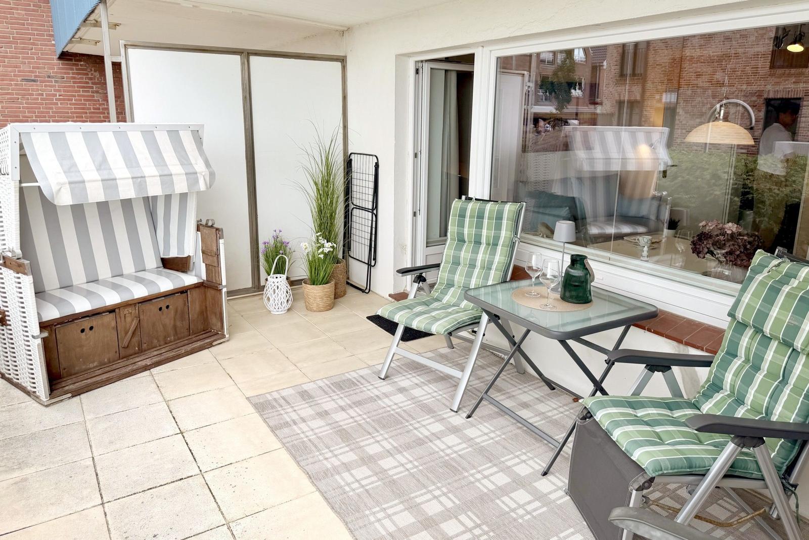 Südterrasse mit Strandkorb