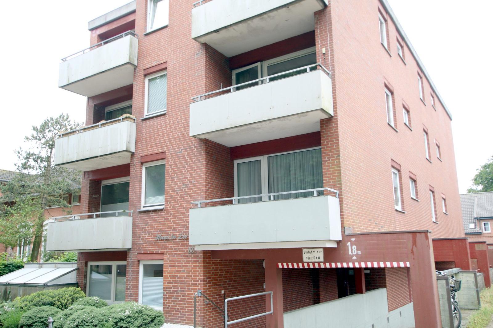 Wohnung mit Schlafzimmer, Bad, Wohnzimmer und Küche. Flur und Zimmer sind eingezeichnet.