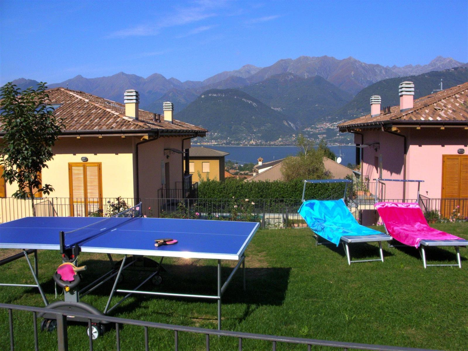 Garage mit Tischfußball, Tischtennis und Fahrrädern
