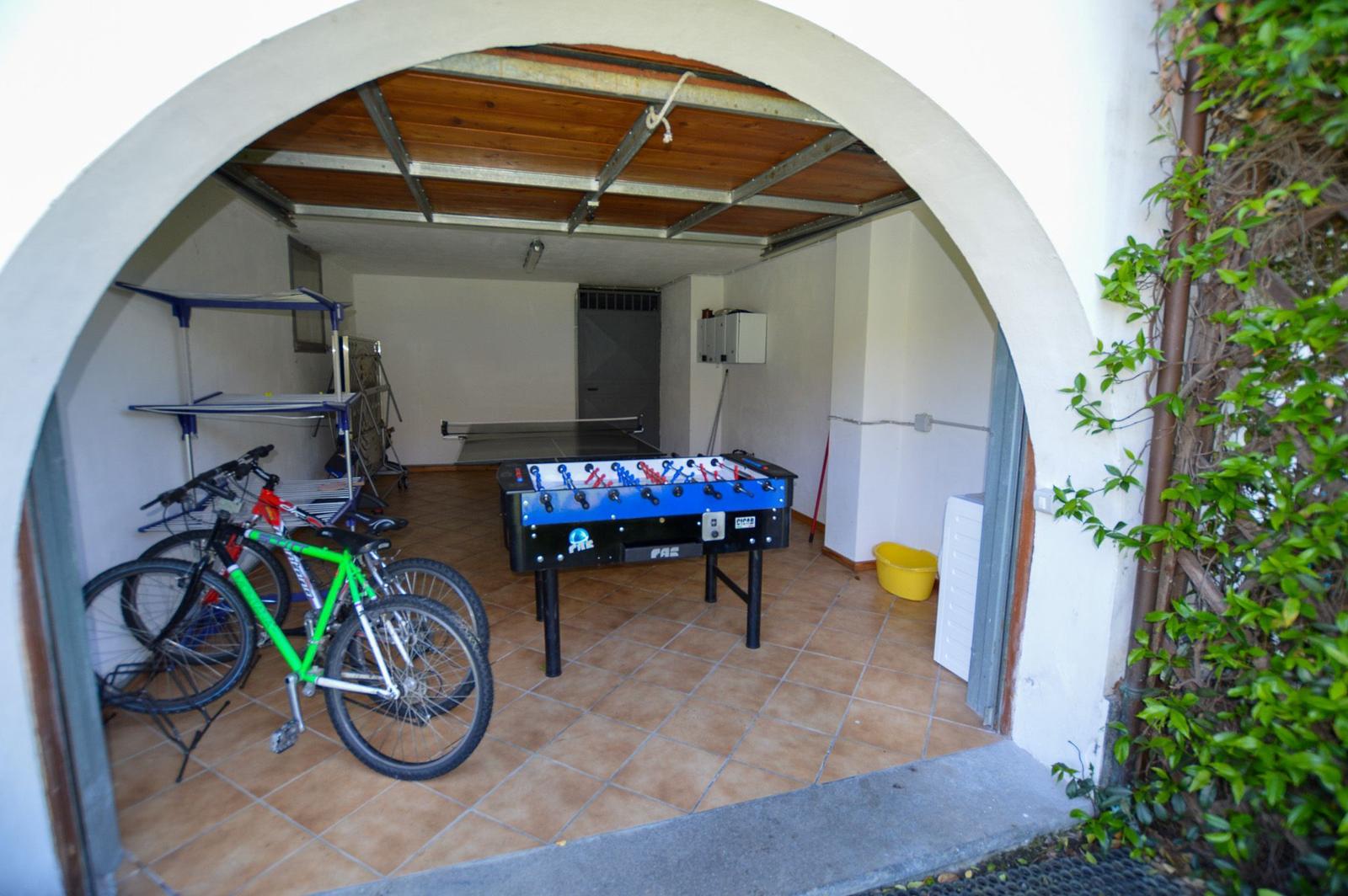Garage mit Tischtennisplatte, Fußballtisch und Waschmaschine.