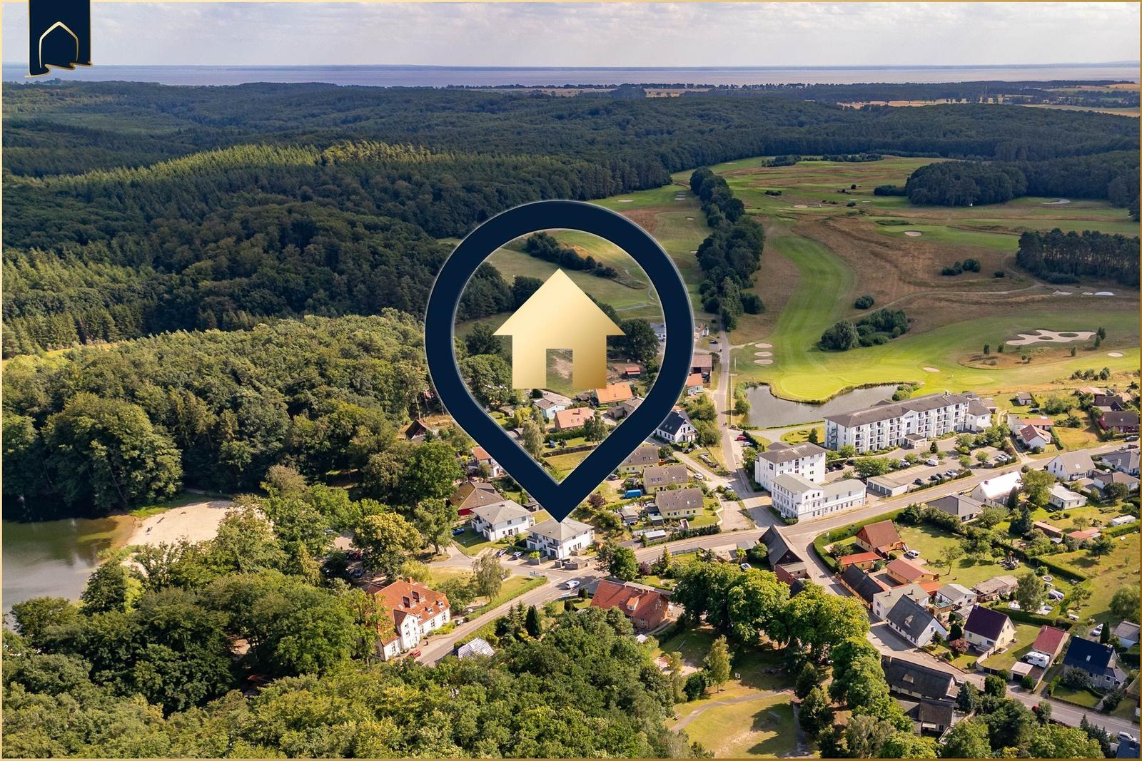 Spielplatz mit Rutsche und Schaukel am See