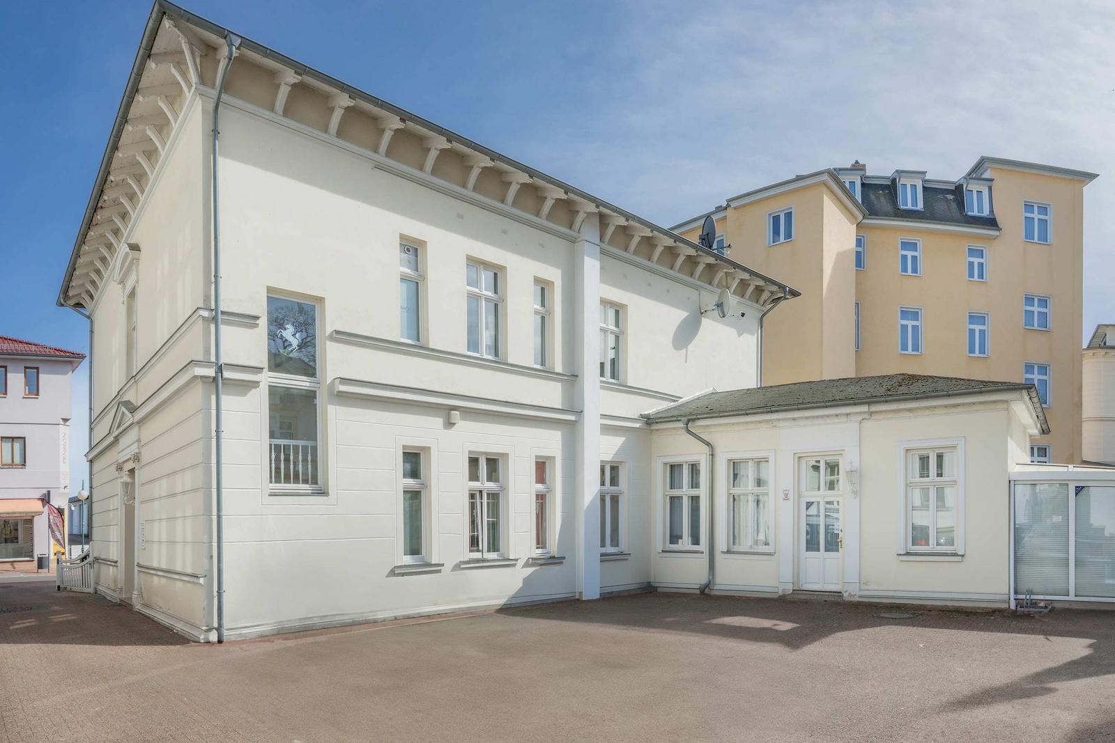 Haus mit Meerblick in einer städtischen Umgebung nahe einem Steg.