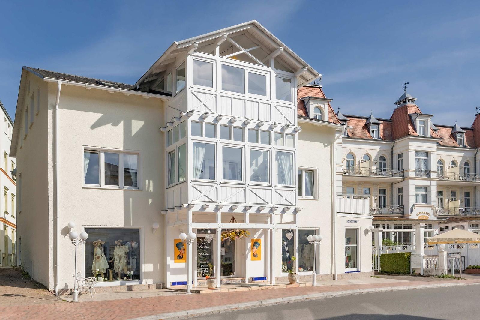 High-quality vacation apartment with sea view in a lively coastal town.