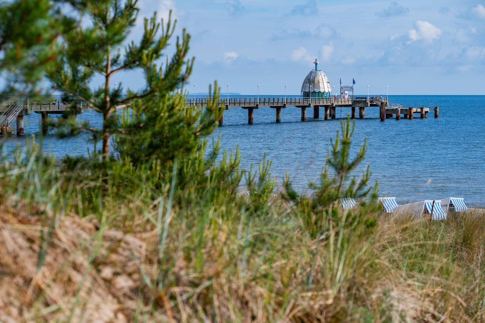 Hütte am Strand mit Blick auf den See und einen langen Steg.
