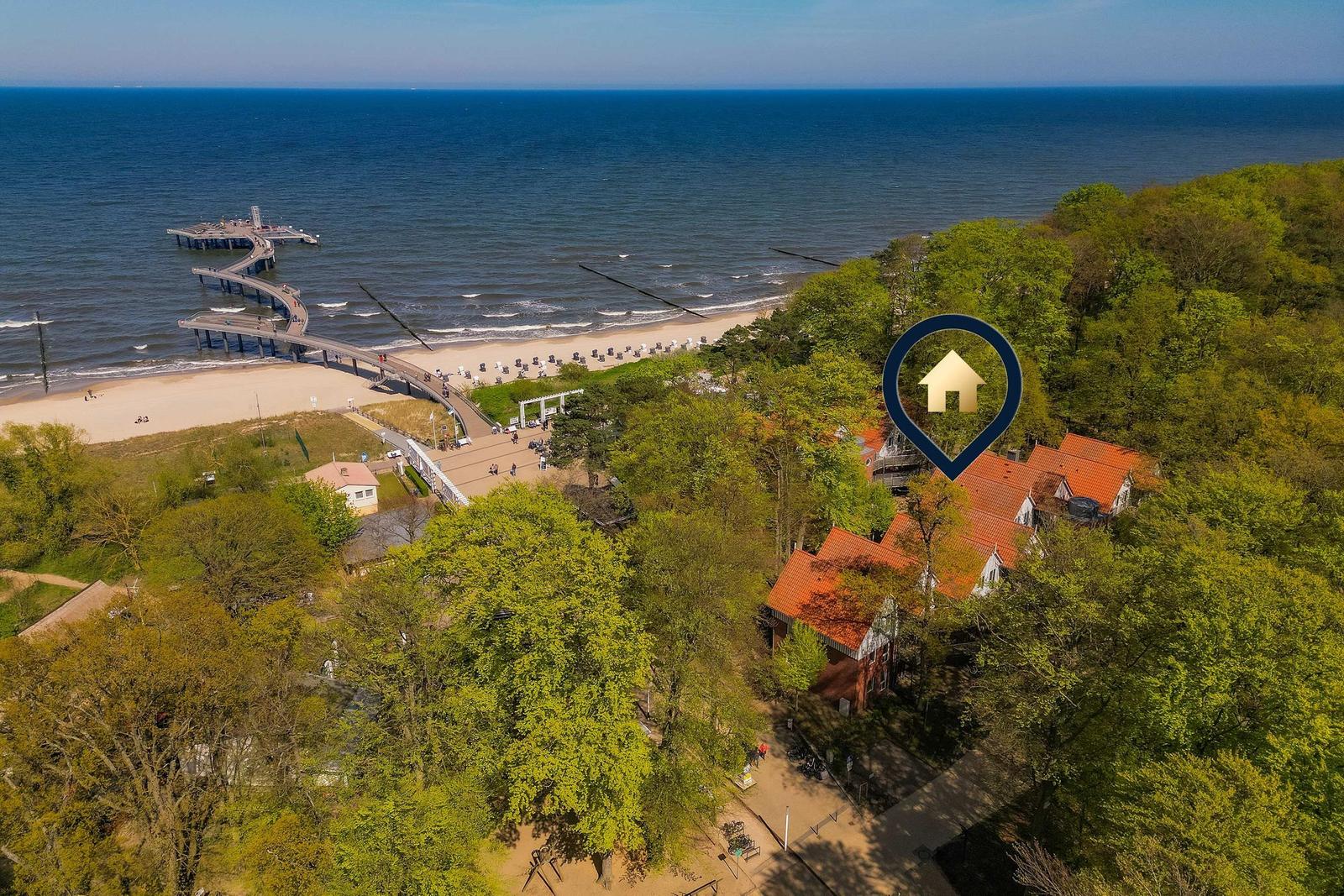 Haus in grüner Umgebung mit Blick auf Strand und See