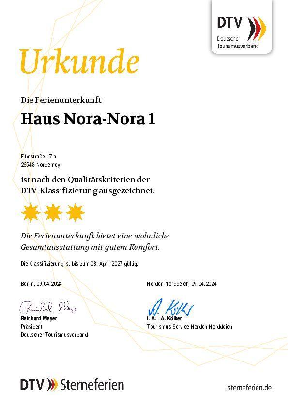 Zwei Schlafzimmer, Küche und Bad in einer Wohnung mit Holzboden und grauer Einrichtung.