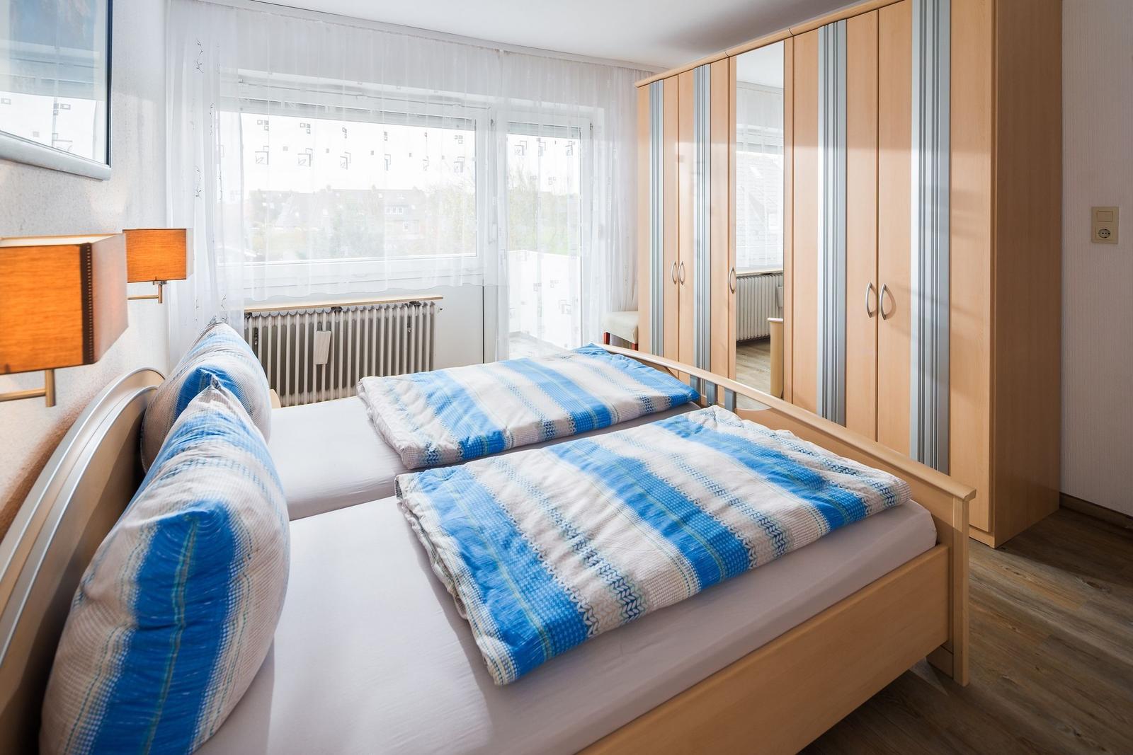 Badezimmer mit Dusche, Waschbecken und Spiegel. Handtuch an Halterung.