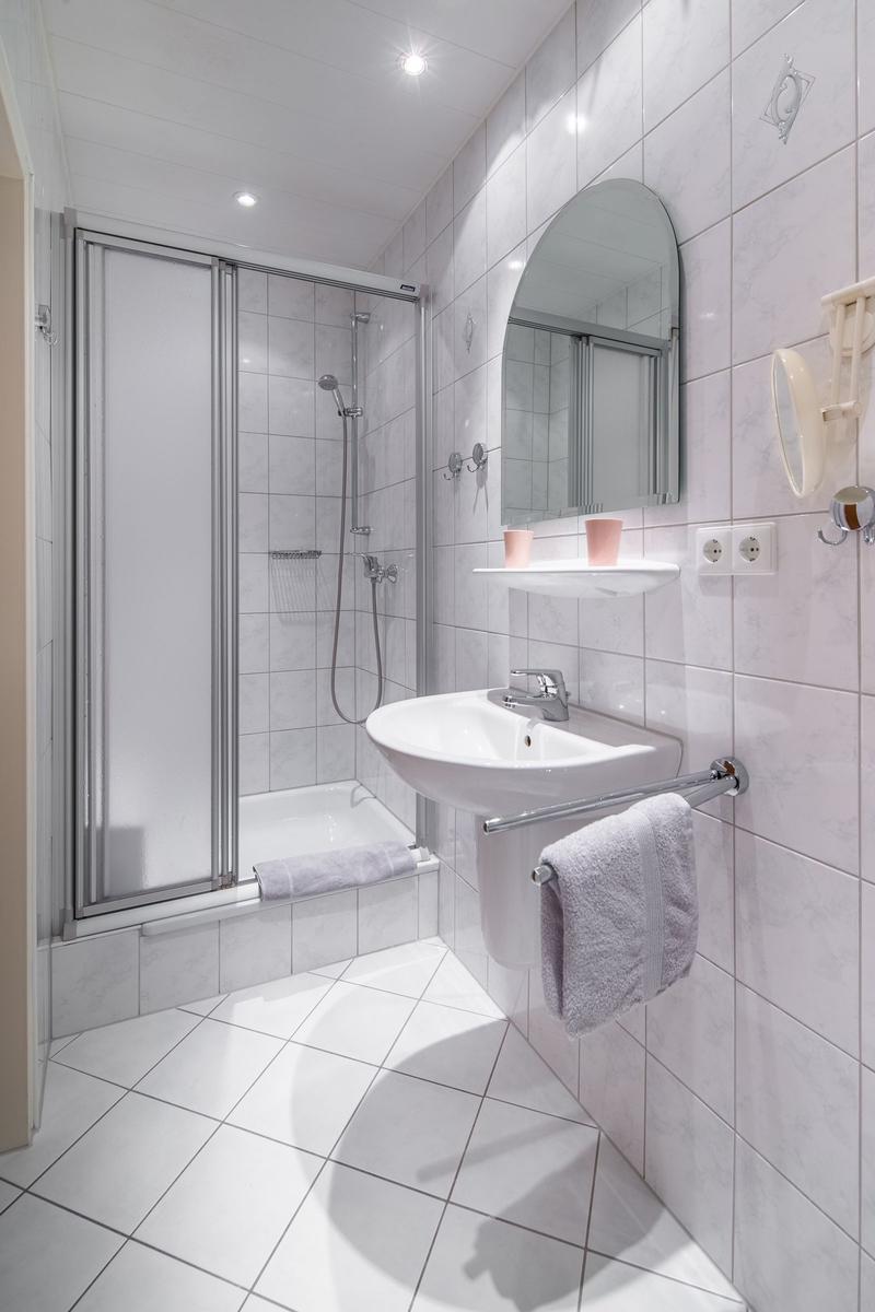 Badezimmer mit Waschbecken, Toilette und Handtuchheizung.